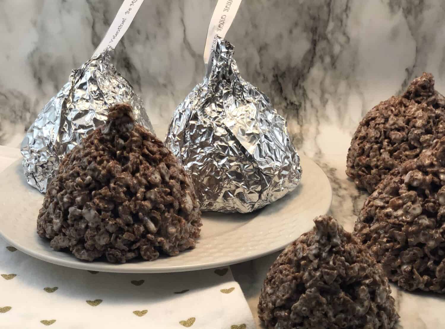 Valentine Cocoa Krispies Kisses are a fun recipe to make and give as a gift. Kids love to make and eat these yummy treats. #RiceKrispies #CocoaKrispies #RiceKrispieTreats #ValentinesDay #Gifts #KidCrafts #Holiday