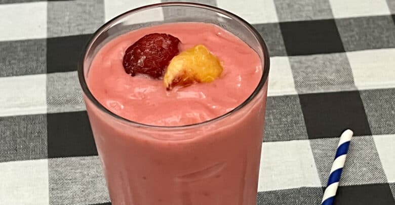 Raspberry Peach Smoothie is a smooth and creamy breakfast recipe. This smoothie has great flavor and it is quick and easy to make. #BreakfastSmoothies #Smoothies #HealthyBreakfastDrinks