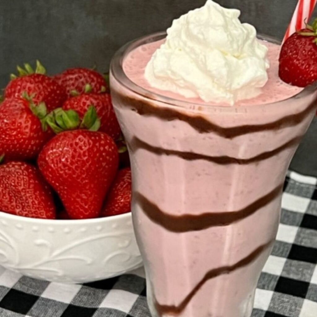 Strawberry Milkshakes are so smooth, creamy and delicious. This strawberry milkshake recipe is super easy to make and extra yummy with a bit of chocolate. It is quick to make and perfect any day of the week. #IceCream #Shakes #Strawberry #Milkshakes
