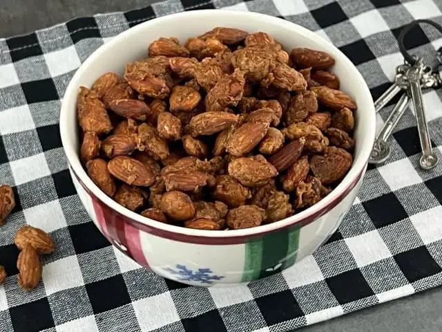 Cinnamon Almonds are the perfect snack! They are crunchy and sweet with a hint of cinnamon. #RoastedAlmonds #CopyCatRecipes #TotallyNutsCinnamonAlmonds #Cinnamon Almonds #CandiedAlmonds #CandiedNuts