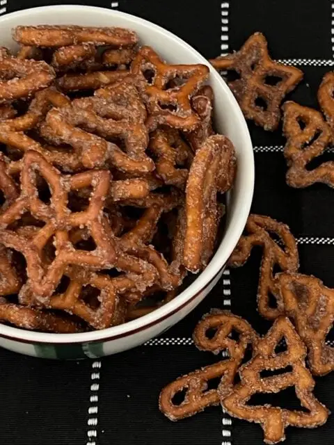 Churro Pretzels are a fun and yummy snack for the holidays or any time. These pretzels are simple to make with very few ingredients. #Churro #Pretzels #ChurroSnacks #EasyGifts #PartyFood #HolidayRecipes
#ChurroPretzels