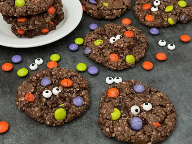 Monster Cookies are yummy and gluten free. They are simple to make and are adorable for Halloween. #Cookies #MonsterCookies #GlutenFree #MnMCookies #Halloween #NoFlour #HolidayIdeas