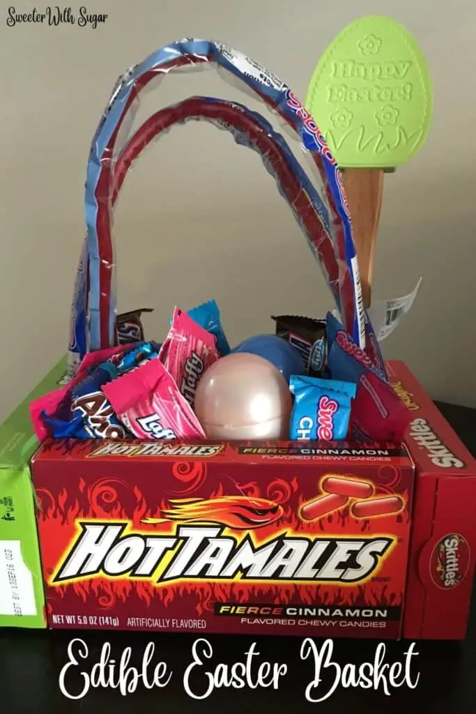 Edible Easter Basket is a fun gift for family, friends, or neighbors for Easter. They are easy to make gift, too. #Easter #Candy #Holiday #FamilyFun #Treats #SimpleCraftIdeas