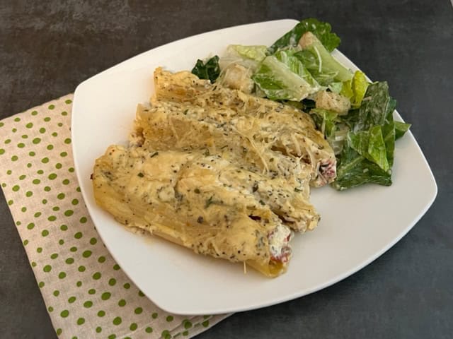 Creamy Italian Sausage Manicotti is a delicious manicotti recipe filled with a sausage mixture and topped with a creamy white sauce. You will love this recipe. #Manicotti #ItalianSausage #FilledPasta #ItalianRecipes #DinnerIdeas #FamilyRecipes
