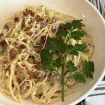 A delicious and easy pasta with bacon, onion, mushrooms and a creamy sauce.