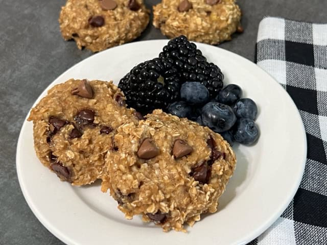 Banana Oatmeal Applesauce Breakfast Cookies are a soft, chewy and nutritious way to kickstart your day. Packed with ripe bananas, hearty oats, and the natural sweetness of applesauce, each bite is a burst of flavor and energy. #EasyBreakfast #BreakfastOnTheGoRecipes #HealthyBreakfastRecipes #BreakfastBites #Cookies