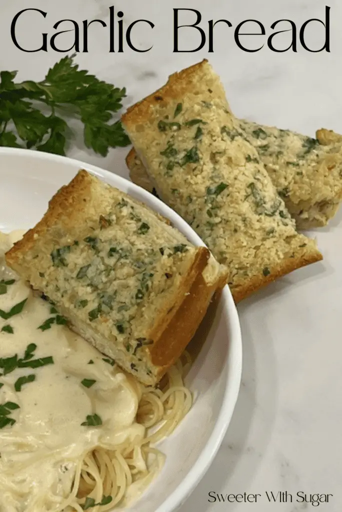 Garlic Bread is a simple and delicious Italian side for pastas, pizzas, lasagna and more. This easy recipe will be one you make over and over again. #GarlicBread #EasySides #ItalianSideRecipes #GarlicCheeseBread #Sides